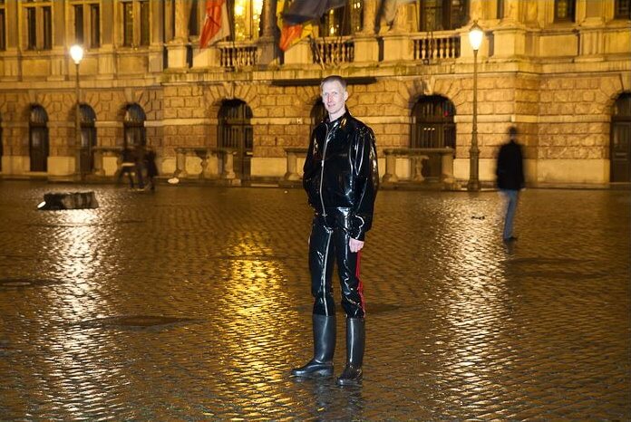 2012-02-12, Wellie at Market square in Antwerp