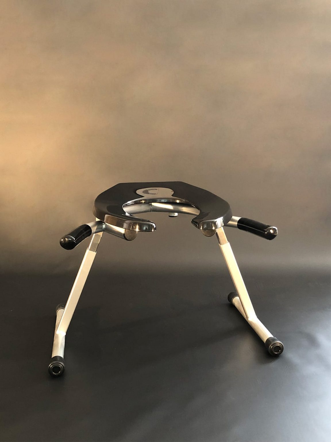 This is an upgraded version of the original classic rim chair.